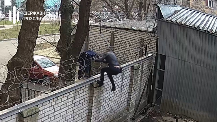 Татьяна Черновол лезет через забор